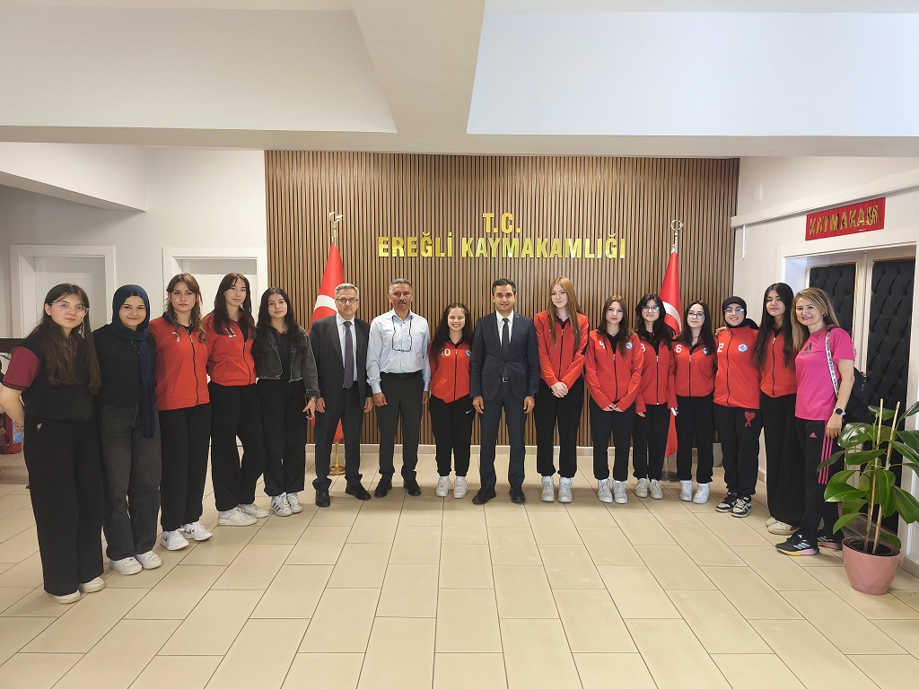 Ereğli Sosyal Bilimler Lisesi Voleybol Takımı ile Münazara Takımı, Kaymakamımız Sayın Oğuz Cem MURAT'ı Makamında Ziyaret Etti